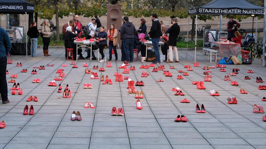Die Kunstaktion "Zapatos rojos" erregte am Samstag vor dem Opernhaus einige Aufmerksamkeit. "Zapatos rojos" fand einen Tag vor der Premiere von "Talestri" im Opernhaus statt - hier ist die Kritik.