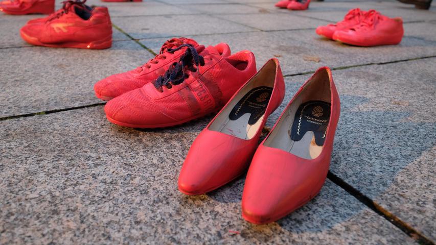 Bei Gewalttaten wie Totschlag und Mord verlieren die Opfer oft ihre Schuhe. Auch das beinhaltet die Symbolik der Aktion "Zapatos rojos". "Zapatos rojos" fand einen Tag vor der Premiere von "Talestri" im Opernhaus statt - hier ist die Kritik.