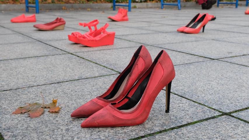 Jeden dritten Tag stirbt in Deutschland eine Frau durch Femizid. Daran wollte die Kunstaktion "Zapatos rojos" vor dem Opernhaus erinnern. "Zapatos rojos" fand einen Tag vor der Premiere von "Talestri" im Opernhaus statt - hier ist die Kritik.
