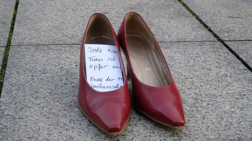 Jedes Paar rote Schuhe soll an eine Frau erinnern, die durch einen Femizid gestorben ist. "Zapatos rojos" fand einen Tag vor der Premiere von "Talestri" im Opernhaus statt - hier ist die Kritik.