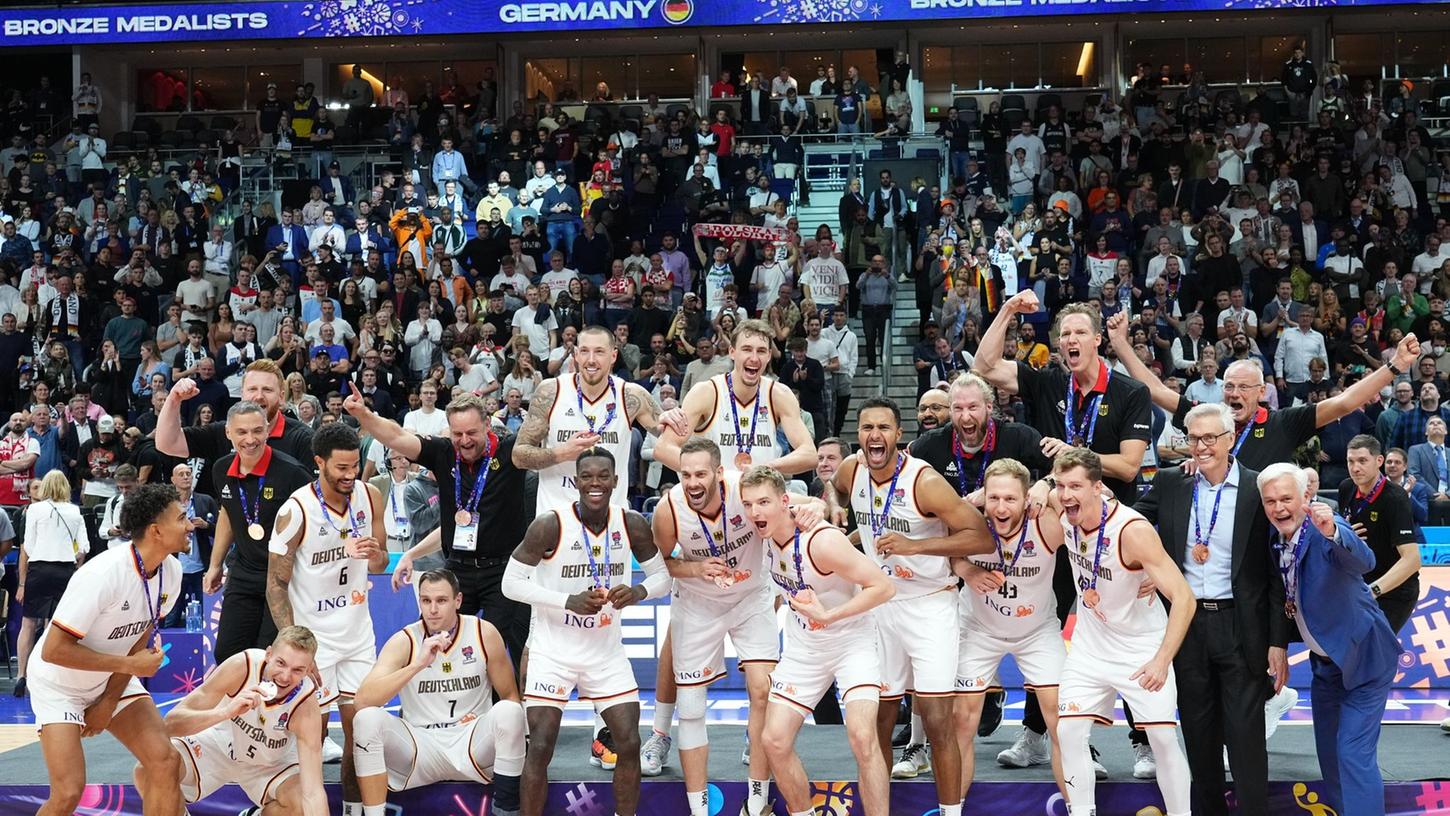Bronze in der Hauptstadt: Das DBB-Team feiert den dritten Platz bei der Heim-EM. Bronze in der Hauptstadt: Das DBB-Team feiert den dritten Platz bei der Heim-EM.