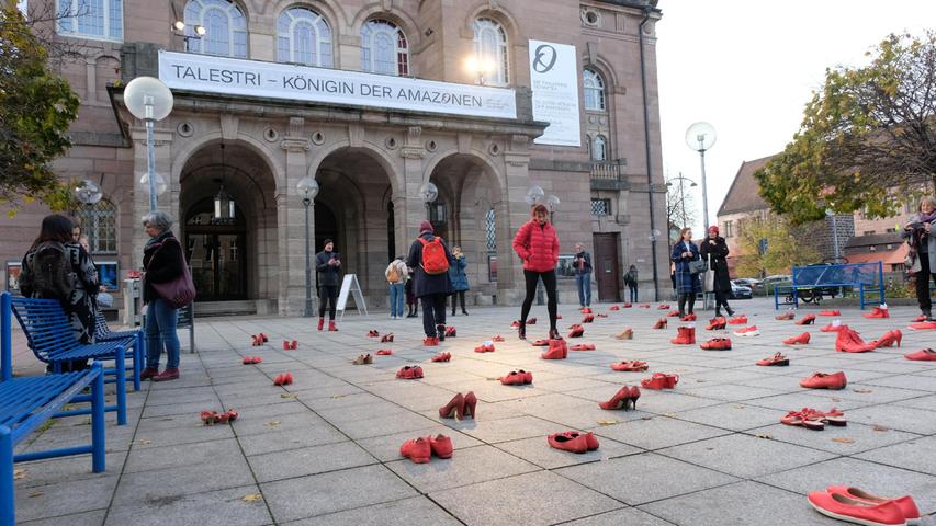 Die rot eingefärbten Schuhe der Kunstaktion wurden einen Tag später bei der Premiere der Oper "Talestri" zum Teil des Bühnenbilds. "Zapatos rojos" fand einen Tag vor der Premiere von "Talestri" im Opernhaus statt - hier ist die Kritik.