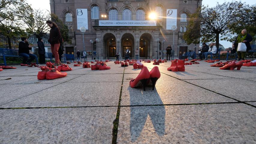 Stumme Mahnung - die roten Schuhpaare vor dem Opernhaus. "Zapatos rojos" fand einen Tag vor der Premiere von "Talestri" im Opernhaus statt - hier ist die Kritik.