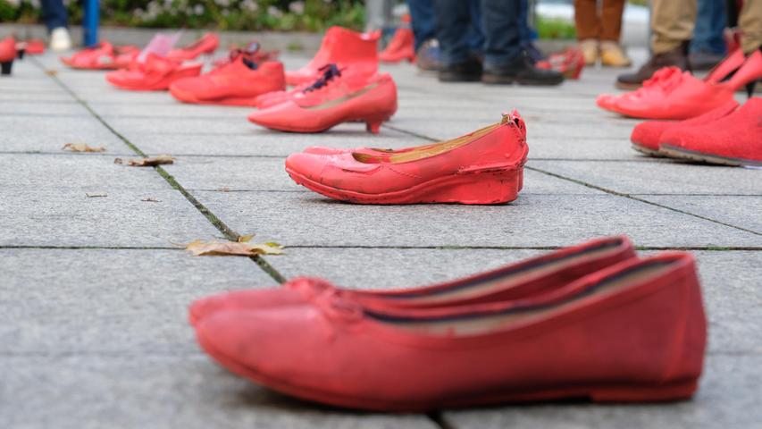 Stumme Mahnung - die roten Schuhpaare vor dem Opernhaus. "Zapatos rojos" fand einen Tag vor der Premiere von "Talestri" im Opernhaus statt - hier ist die Kritik.