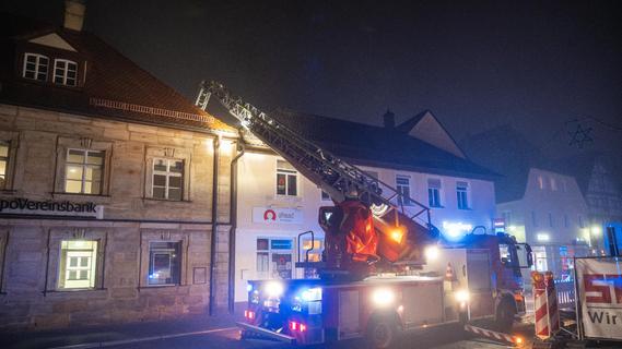 Dachstuhlbrand in Forchheim: Flammen und Rauch am Paradeplatz