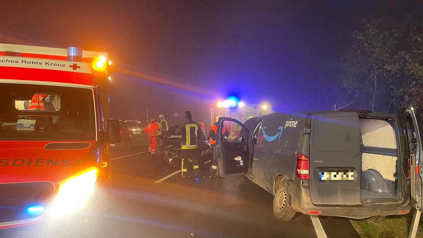 Bei dichtem Nebel stießen die beiden Fahrzeuge zusammen. Bei dichtem Nebel stießen die beiden Fahrzeuge zusammen.