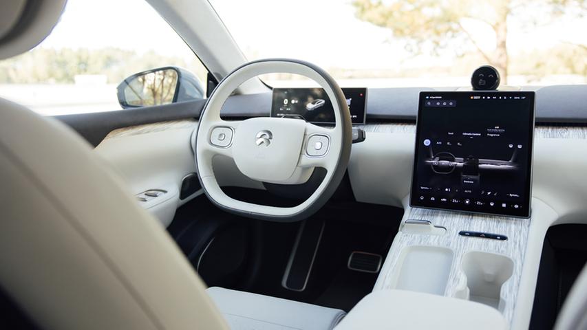 Auch der minimalistisch reduzierte Innenraum orientiert sich an Tesla, die allermeisten Funktionen sind über den großen Touchscreen im Tablet-Stil anzusteuern.