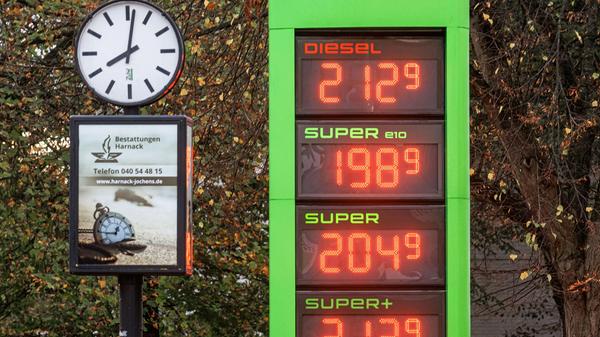 Ursprünglich war eine Steigerung der CO2-Steuer um 35 Euro pro Tonne auf Benzin- und Diesel-Kraftstoffe geplant. Wegen der massiven Preissteigerungen bleibt diese Erhöhung nun aus. So werden 2023 weiterhin 30 Euro pro Tonne fällig. Die nächste Erhöhung soll dann 2024 erfolgen.