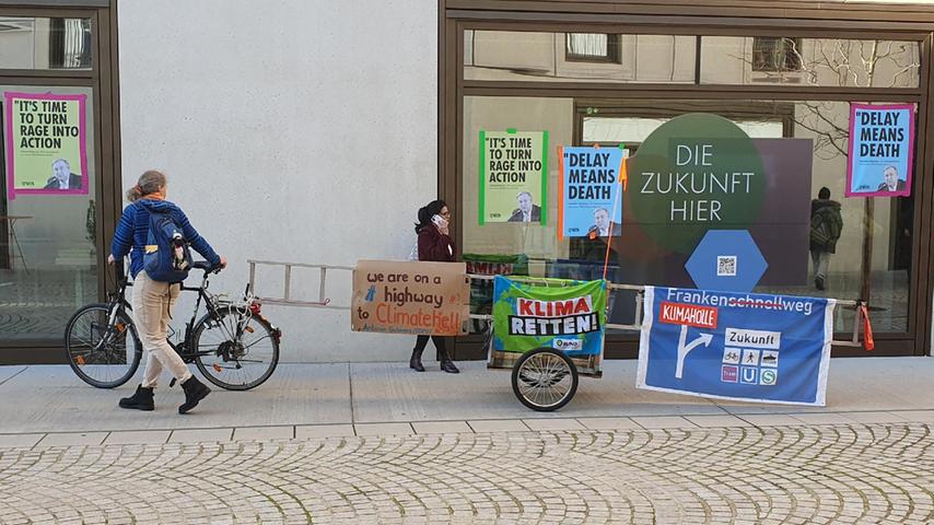 „Extinction Rebellion Nürnberg“ hat am Zukunftsmuseum Plakate mit den Zitaten von António Guterres aufgehängt.