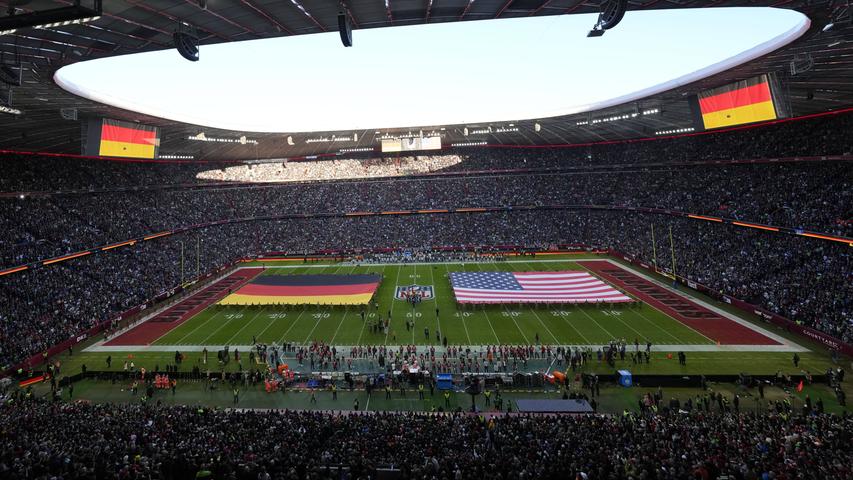 Die deutsche Nationalhymne vor der Partie darf nicht fehlen - die Symbolik des aus der NFL bekannten Patriotismus schafft es auch über den großen Teich, die Fans singen mit.
