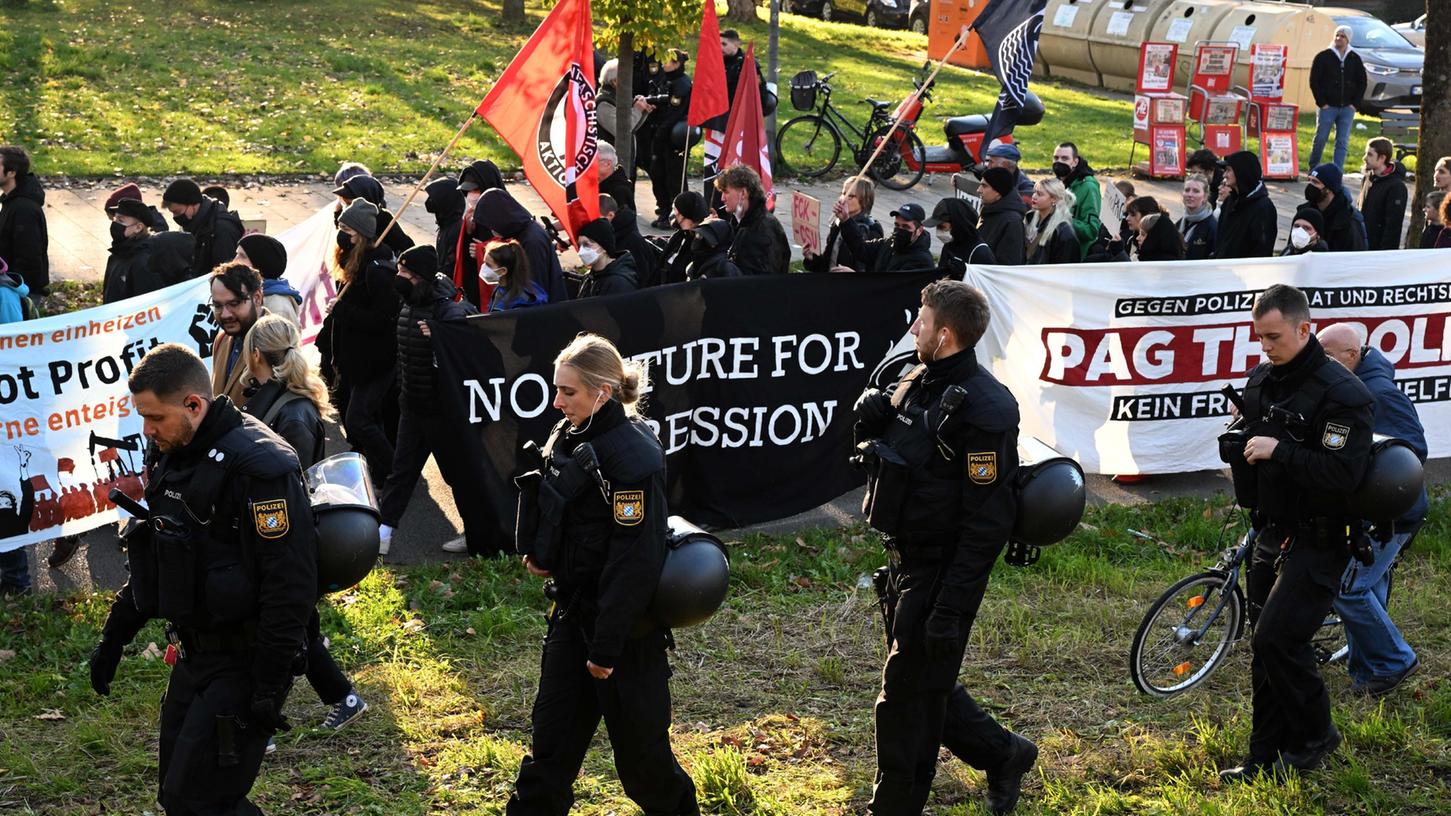 Bayern, München: Demonstranten und Polizisten gehen bei einer Demonstration gegen Präventionshaft von Klimaaktivisten vom Wettersteinplatz zur JVA Stadelheim. Das Bündnis von rund 40 Organisationen fordert die sofortige Abschaffung der Präventionshaft und die Freilassung der Klimaaktivisten.