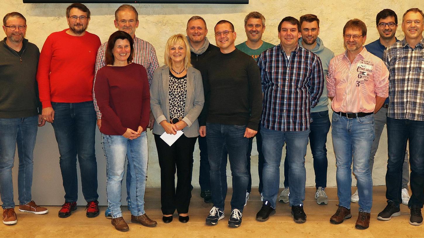 Mit einem lachenden und einem weinenden Auge verabschiedete sich Manuela Ertl (Mitte) zwischen Bürgermeister Jörk Kaduk (rechts) und zweiter Bürgermeisterin Doris Lehnerer (links) von den derzeitigen Mitgliedern des Marktgemeinderats. Foto: Klaus Möller Mit einem lachenden und einem weinenden Auge verabschiedete sich Manuela Ertl (Mitte) zwischen Bürgermeister Jörk Kaduk (rechts) und zweiter Bürgermeisterin Doris Lehnerer (links) von den derzeitigen Mitgliedern des Marktgemeinderats. Foto: Klaus Möller