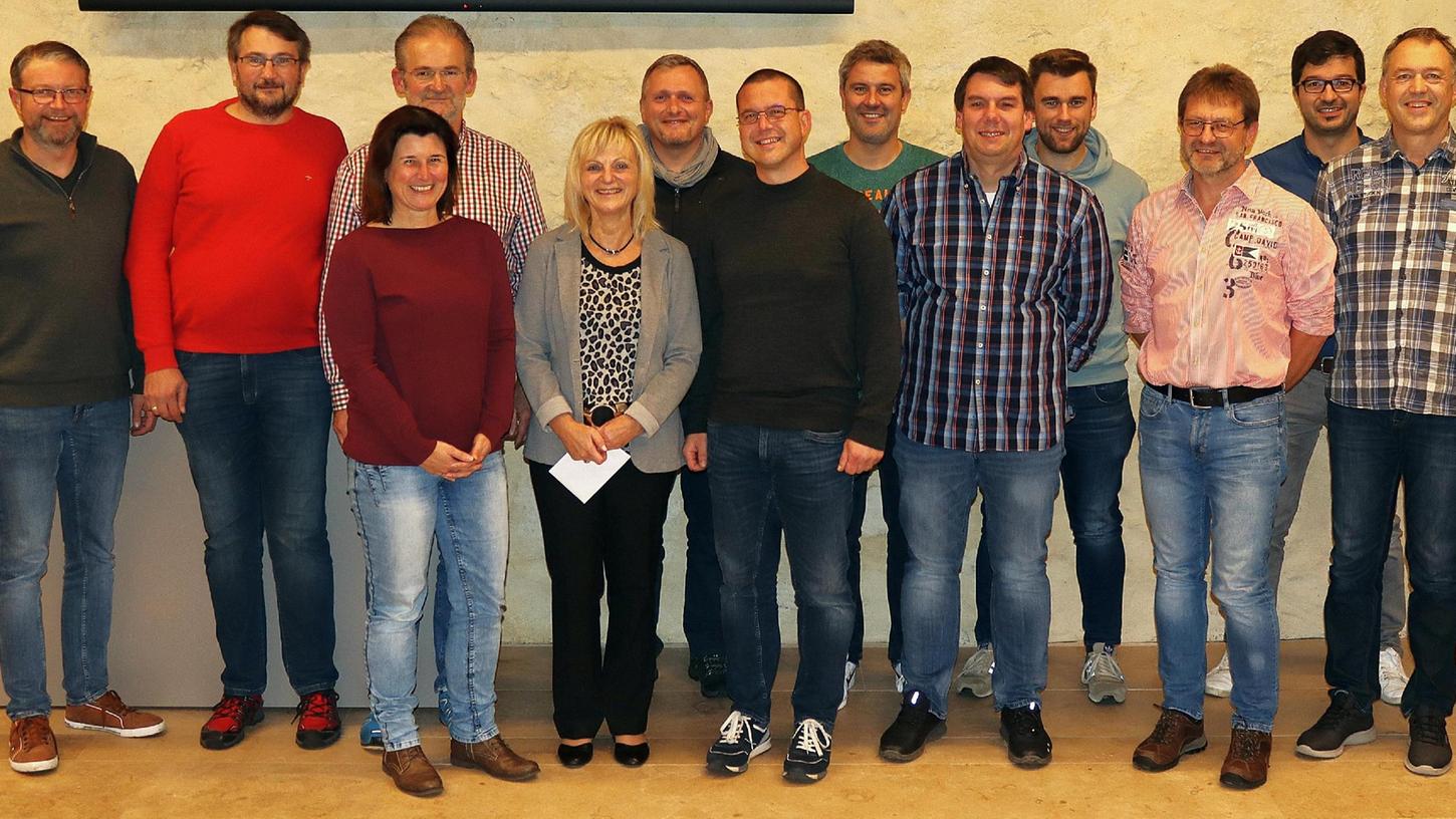 Mit einem lachenden und einem weinenden Auge verabschiedete sich Manuela Ertl (Mitte) zwischen Bürgermeister Jörk Kaduk (rechts) und zweiter Bürgermeisterin Doris Lehnerer (links) von den derzeitigen Mitgliedern des Marktgemeinderats. Foto: Klaus Möller