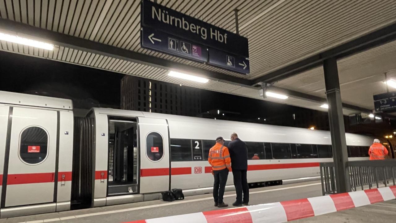 Der beschädigte Zug wurde auf Gleis 4 des Nürnberger Hauptbahnhofes geparkt, der Bahnsteig war abgesperrt. 
