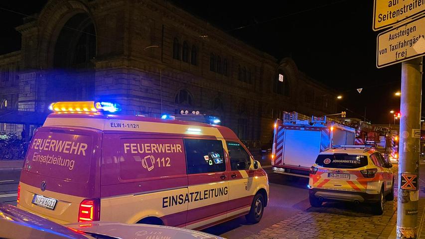 Zahlreiche Einsatzkräfte rückten am Sonntagabend zum Nürnberger Hauptbahnhof aus, vor allem die Feuerwehr war mit einem Großaufgebot vor Ort.