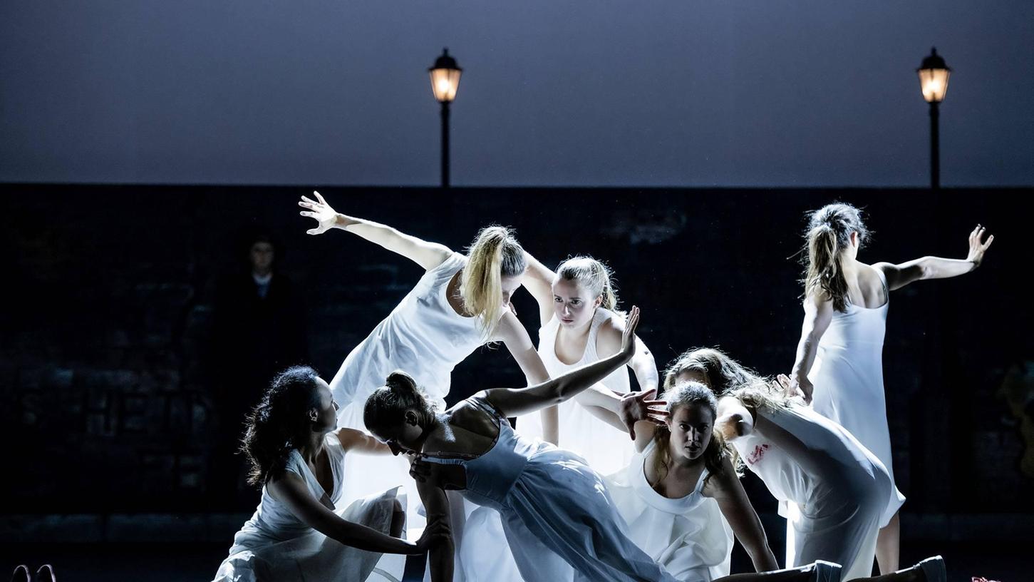 Die Schatten der Vergangenheit belasten die Amazonen. Szene aus Maria Antonia Walpurgis' Oper "Talestri" im Nürnberger Opernhaus.