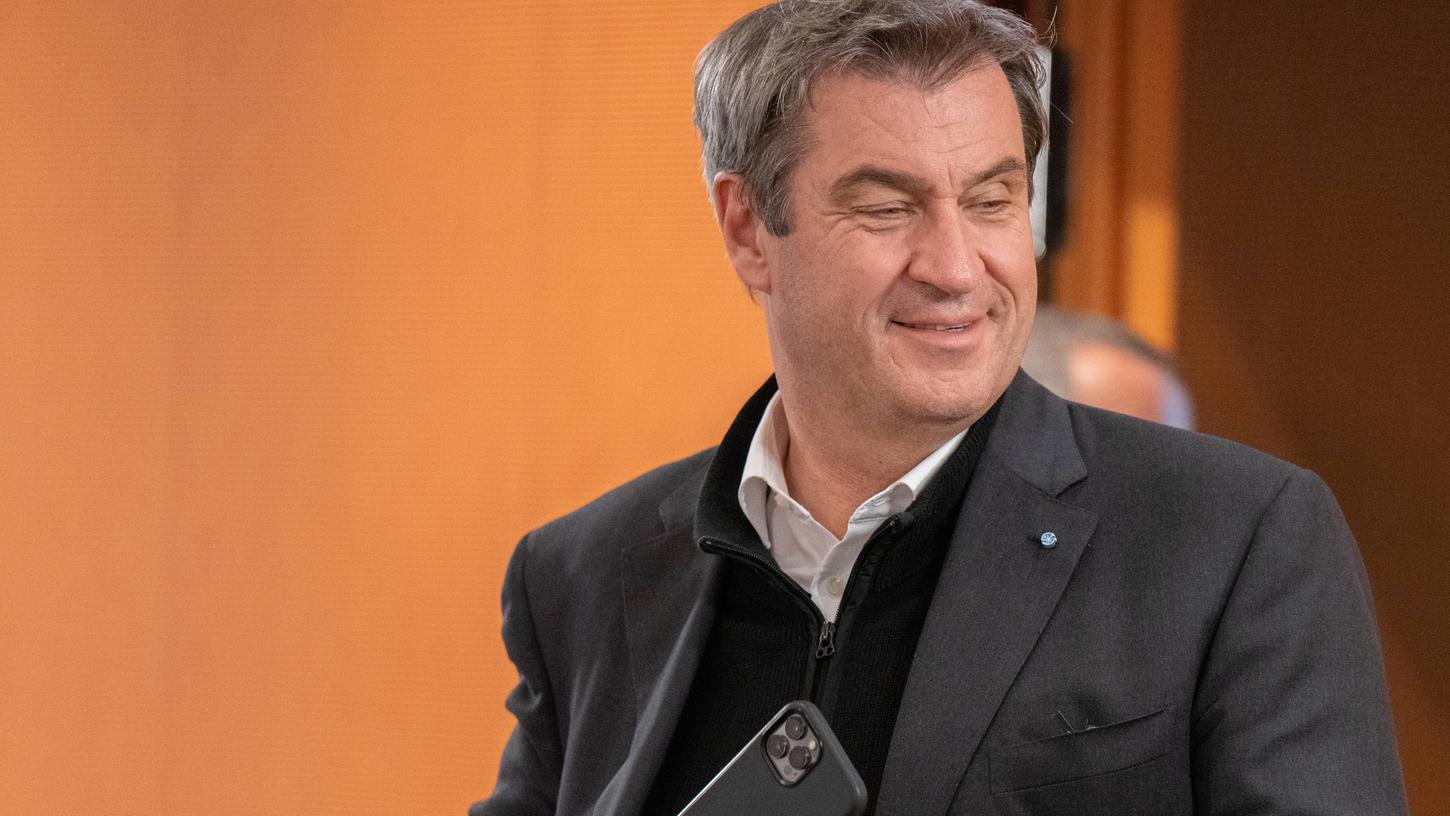 Bayerns Ministerpräsident und Selfie-Experte Markus Söder machte unzählige Erinnerungsbilder beim NFL-Spiel in München. Bayerns Ministerpräsident und Selfie-Experte Markus Söder machte unzählige Erinnerungsbilder beim NFL-Spiel in München.