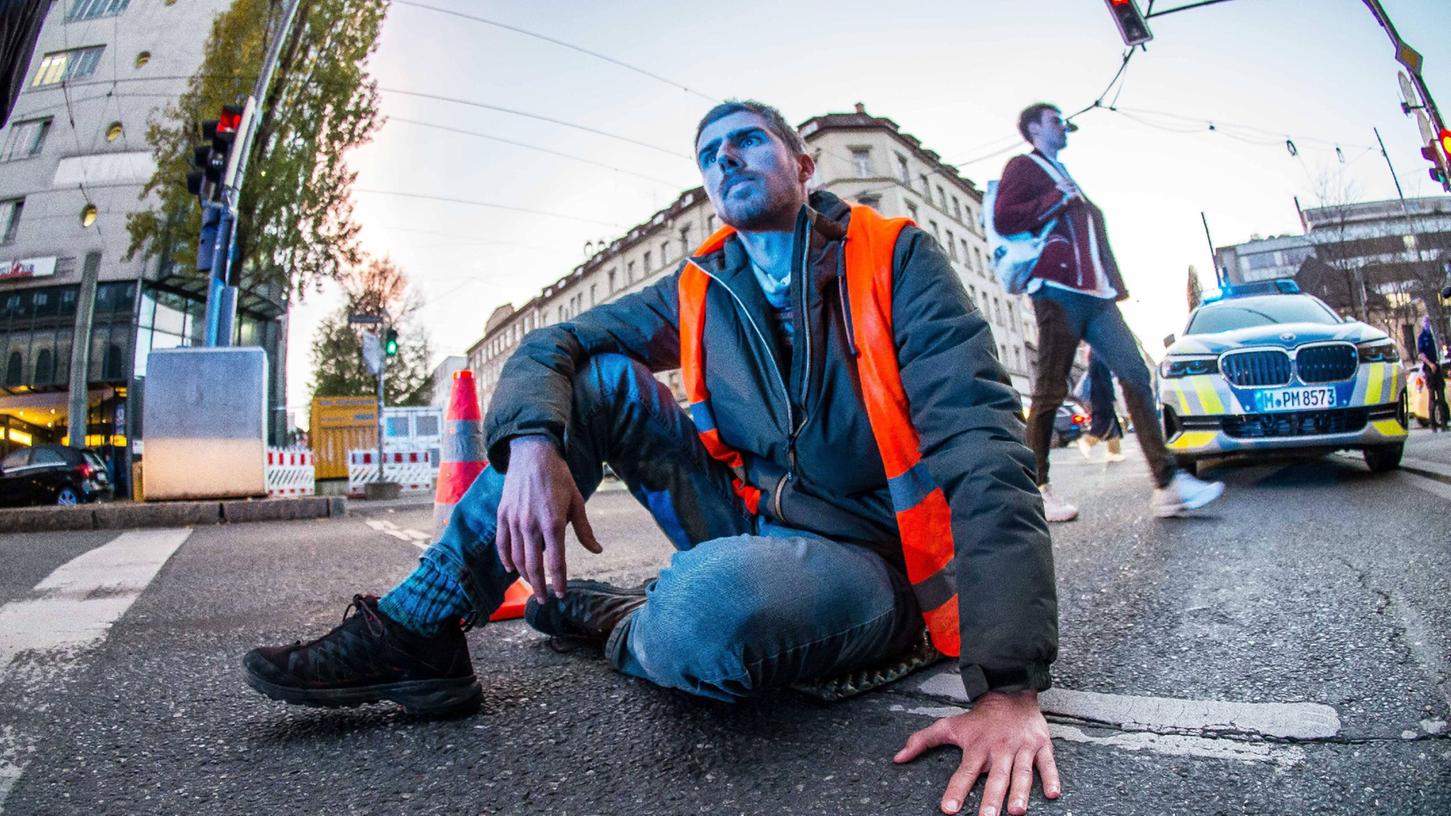 Klimaaktivisten nutzen mittlerweile Superkleber bei ihren Straßenblockaden - einige von ihnen tragen auch Windeln während des Protests. (Symbolfoto)