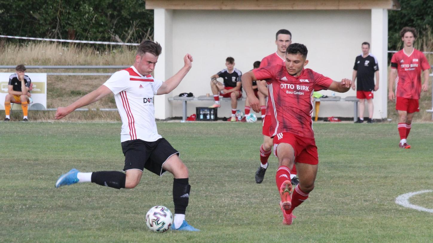 Tom Vierke (links, hier in einer Szene des Hinspiels) erzielte in Memmingen das 2:0 für die Weißenburger.