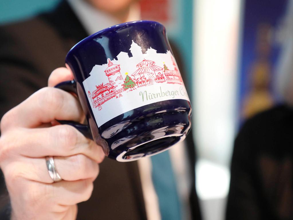 Aus der Christkindlesmarkt-Tasse aus 2022, die sich in der Form von denen der Vorjahre wieder unterscheidet, kann beispielsweise an der Fleischbrücke die "größte Feuerzangenbowle der Welt" genossen werden. Dort verzaubert das Licht "der hellen Flammen über dem eigens angefertigtem Kessel" den Platz in ein romantisches Örtchen. Aus der Christkindlesmarkt-Tasse aus 2022, die sich in der Form von denen der Vorjahre wieder unterscheidet, kann beispielsweise an der Fleischbrücke die "größte Feuerzangenbowle der Welt" genossen werden. Dort verzaubert das Licht "der hellen Flammen über dem eigens angefertigtem Kessel" den Platz in ein romantisches Örtchen.