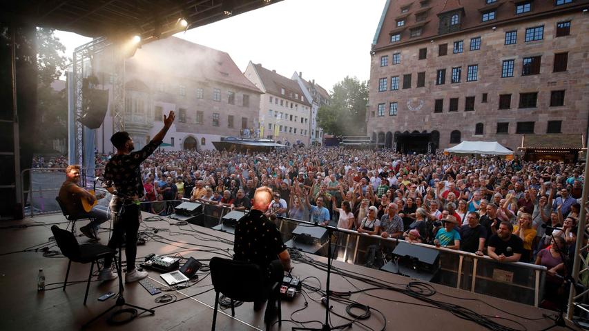 Sommer, Sonne und Musik in der Nürnberger Altstadt. Das friedliche Open Air Festival ist kostenlos und begeistert große und kleine Musikfans. Vom 21. bis zum 23. Juli können die Besucher an Bühnen über die ganze Altstadt verteilt den musikalischen Klängen der Barden lauschen.