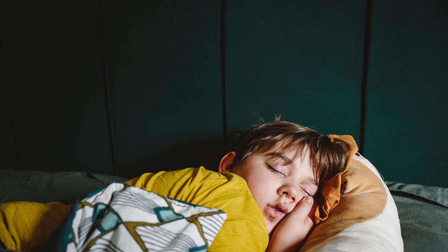 Schlafwandel tritt meistens bei Kindern auf. Was die Auslöser für das Schlafwandeln in einem späteren Alter sein können, erfahren Sie in unserem Beitrag.