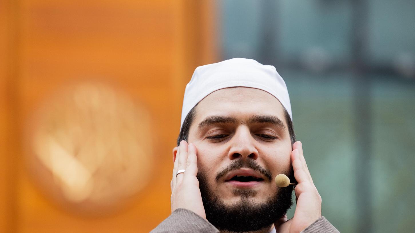 Muezzin Mustafa Kader, Imam der Moschee, ruft in der Zentralmoschee der DITIB (Türkisch-Islamische Union der Anstalt für Religion) in Köln Muslime zum Gebet. 

