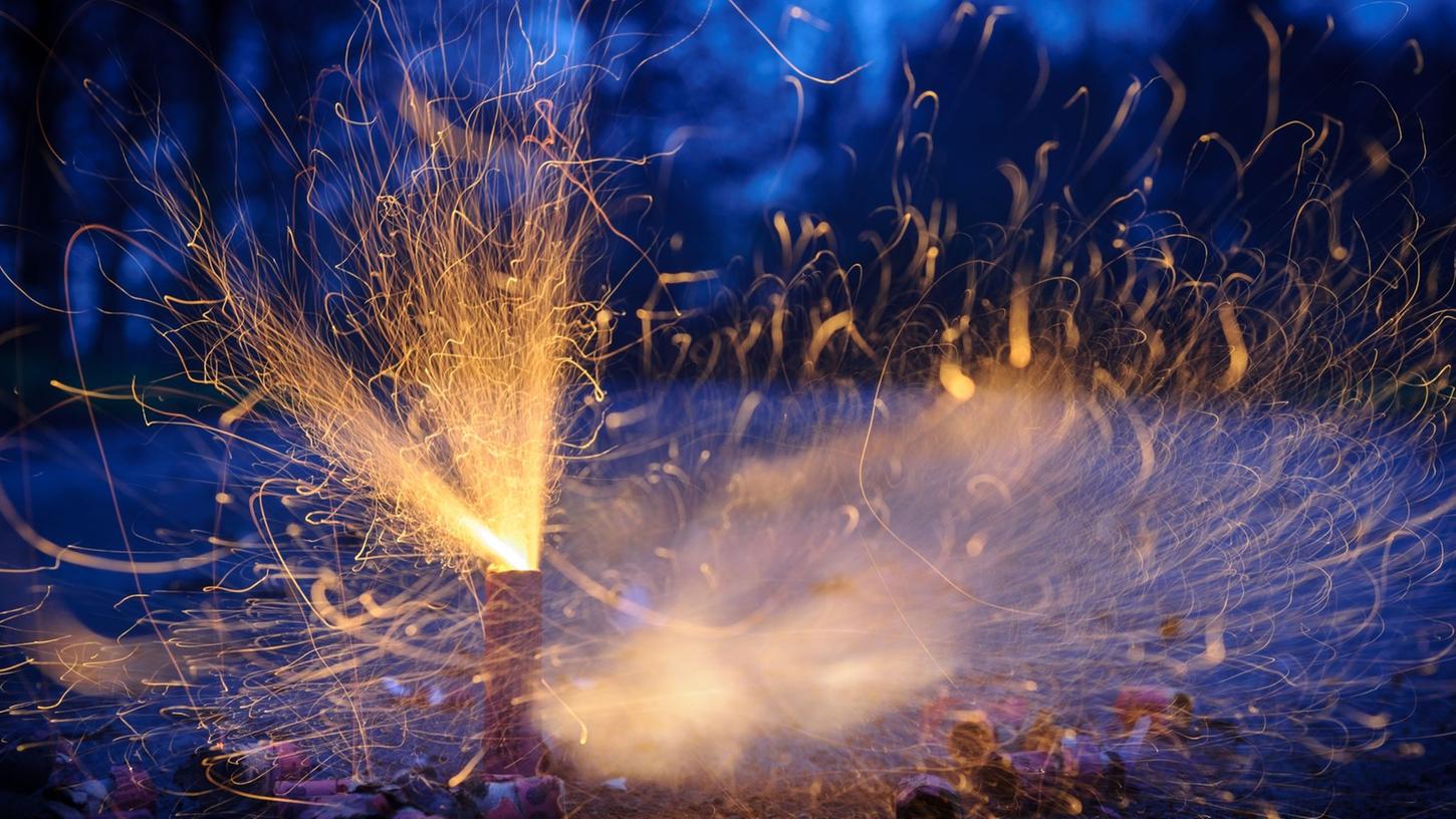 Böller explodieren bei Anbruch der Dunkelheit. Böller explodieren bei Anbruch der Dunkelheit.