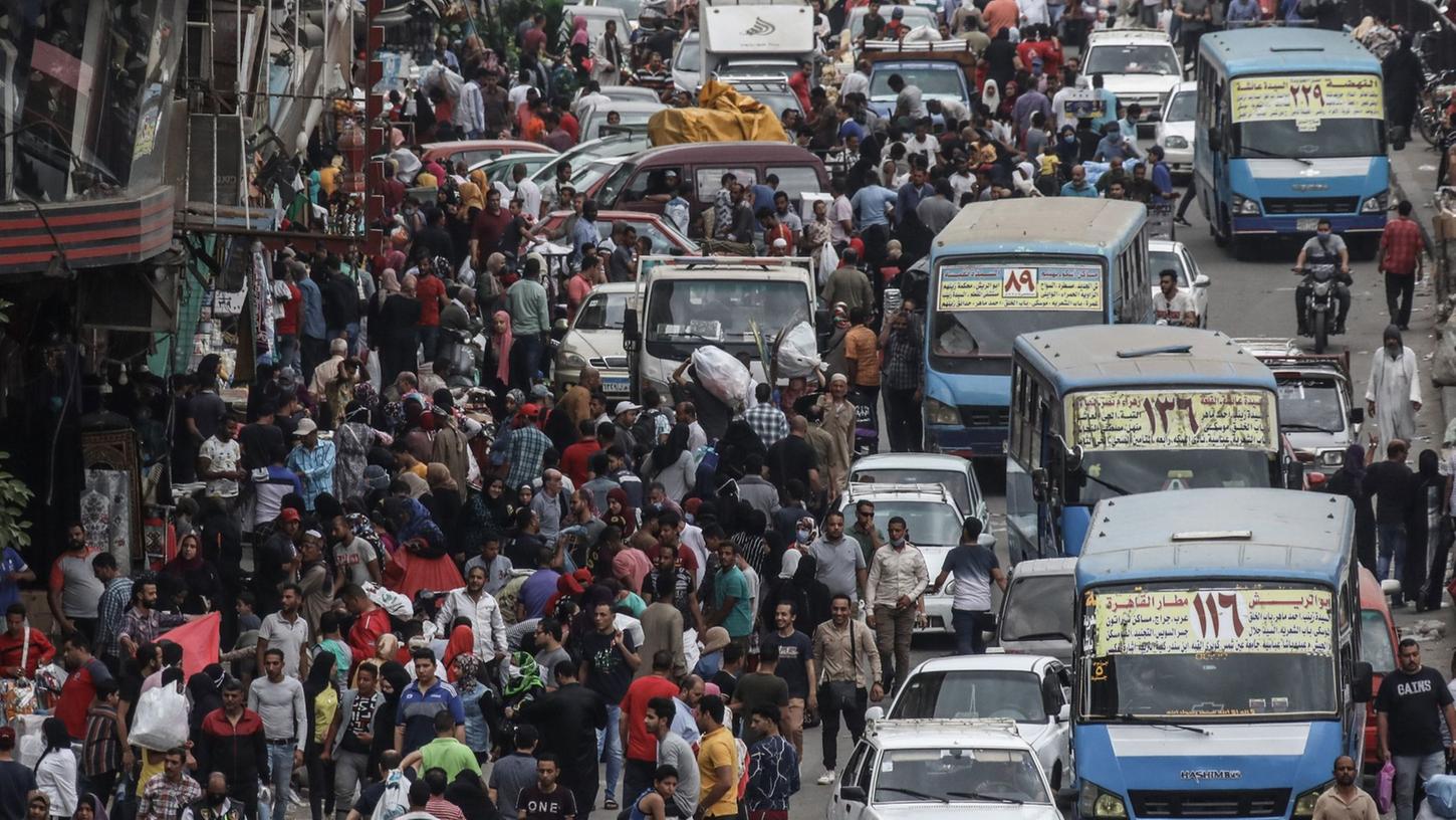 Menschen und Fahrzeuge drängen sich auf dem beliebten Straßenmarkt von Al Ataba in Kairo zur Vorbereitung auf den bevorstehenden muslimischen Feiertag Eid al-Fitr. Ob die Weltbevölkerung tatsächlich genau am 15. November die Acht-Milliarden-Marke knackt, ist doch sehr fraglich.