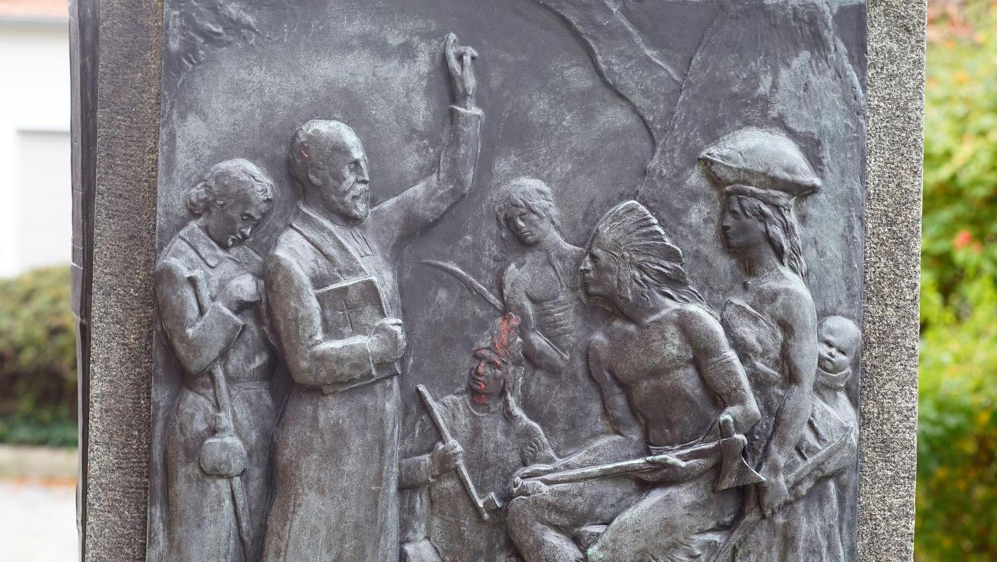 So sieht das Relief aus, das am Löhe-Denkmal auf dem Kirchenplatz der Fürther Altstadtkirche St. Michael angebracht ist. Der Titel: "Löhes Sendboten predigen den Indianern das Evangelium".