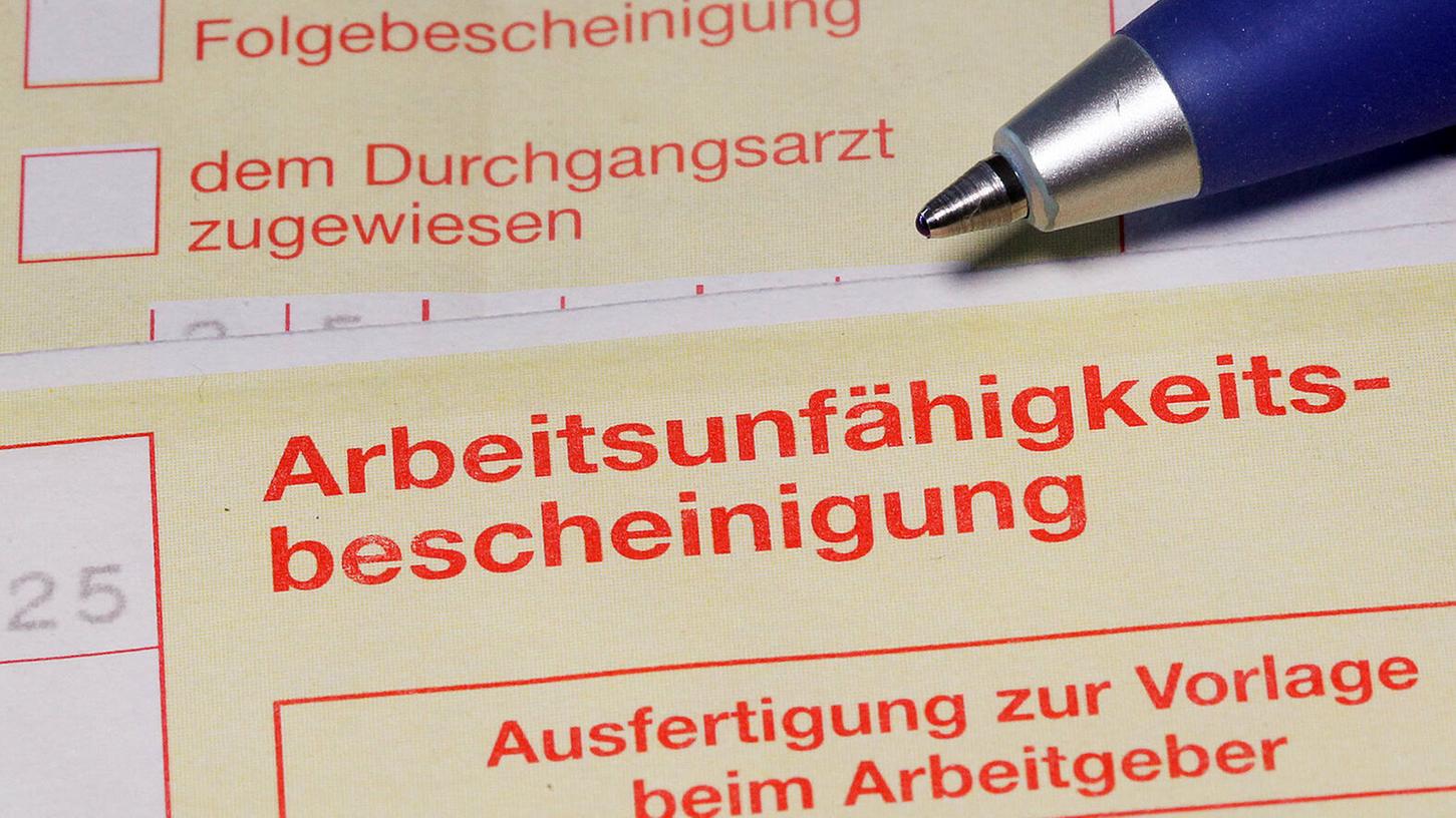 Die Krankmeldung kann mündlich, telefonisch, per SMS, per Fax oder per E-Mail erfolgen. Wichtig dabei ist: Der Arbeitgeber wird darüber informiert.