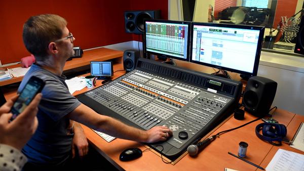 Aufnahme in den Wavehouse-Studios mit Sänger Gaines Hall und Arrangeur Thilo Wolf samt Band.