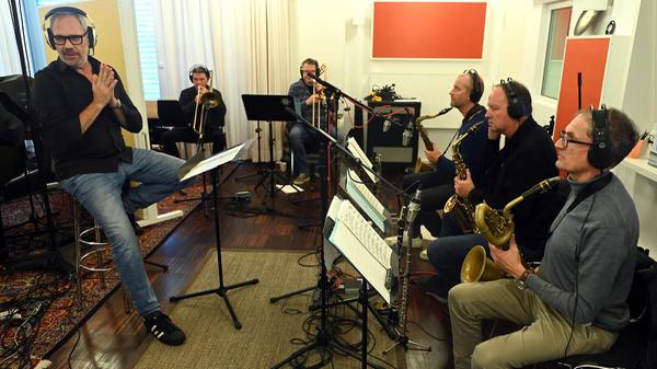 Aufnahme in den Wavehouse-Studios mit Sänger Gaines Hall und Arrangeur Thilo Wolf samt Band.