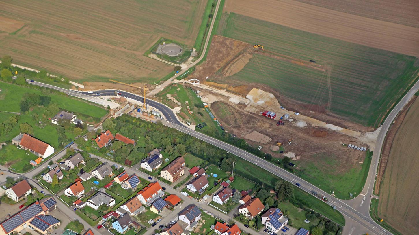 Sechs Wochen war die Staatsstraße 2230 bei Dittenheim wegen Arbeiten an der Asphaltdecke gesperrt. Nun wird sie wieder für den Verkehr freigegeben.