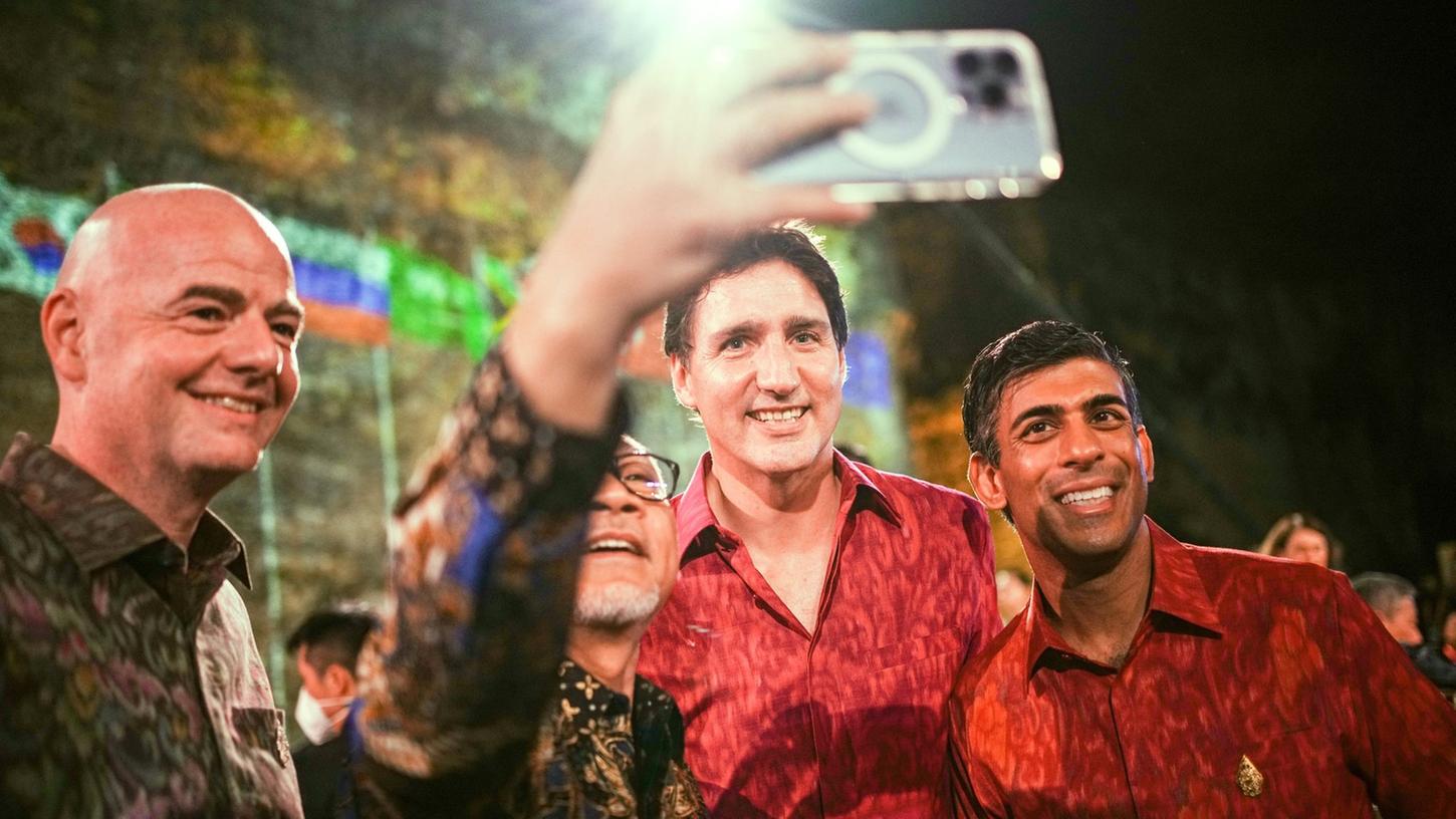 In traditionellen Hemden nehmen Fifa-Präsident Giovanni Infantino (l.), Justin Trudeau (M.) und Rishi Sunak am Rande des G20-Gipfels am Abendessen teil.