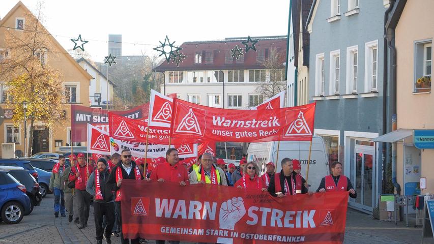Von der KSB marschierten die Streikenden über die Bahnhofstraße und die Hauptstraße zum Marktplatz.