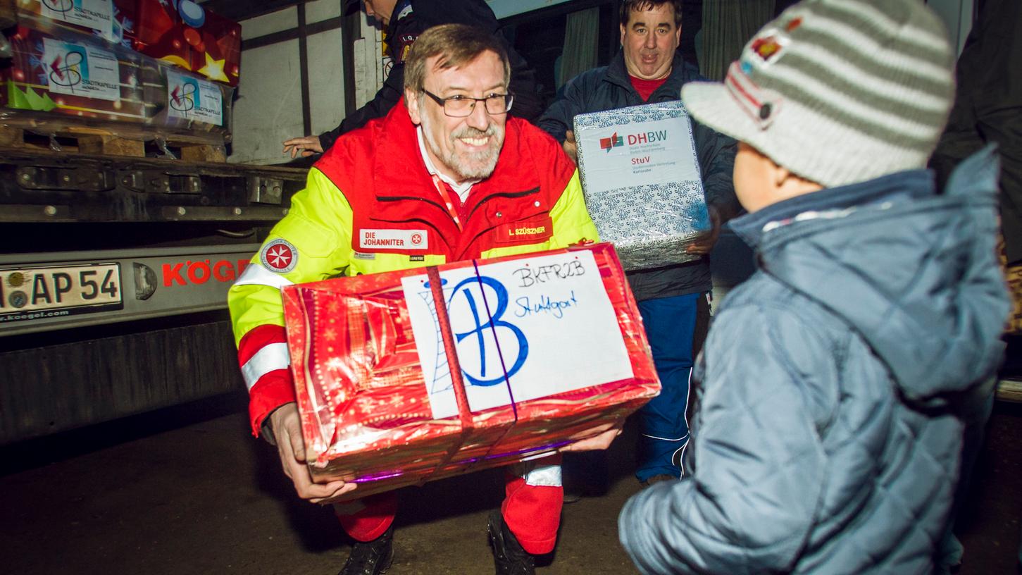 Lorand Szüszner, Ortsbeauftragter der Laufer Johanniter, ist seit über 30 Jahren bei verschiedenen Hilfstransporten dabei. In diesem Jahr gehen die Päckchen der Weihnachtstrucker aus Lauf nach Rumänien und in die Ukraine.