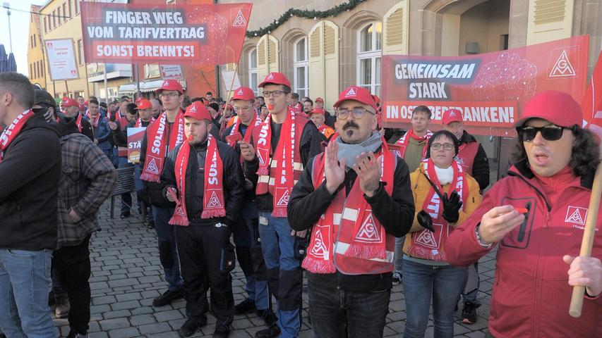 Mit einem der längsten Protestzüge, den die Stadt Pegnitz je gesehen hat, forderten die Metaller aus verschiedenen Firmen der Region acht Prozent mehr Lohn. Zum Streik war aufgerufen worden, nachdem die Arbeitgeberseite auch in der vierten Verhandlungsrunde keinen akzeptabel Vorschlag unterbreitet hat.