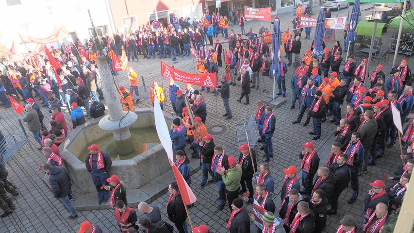 Mit einem der längsten Protestzüge, den die Stadt Pegnitz je gesehen hat, forderten die Metaller aus verschiedenen Firmen der Region acht Prozent mehr Lohn. Zum Streik war aufgerufen worden, nachdem die Arbeitgeberseite auch in der vierten Verhandlungsrunde keinen akzeptabel Vorschlag unterbreitet hat.