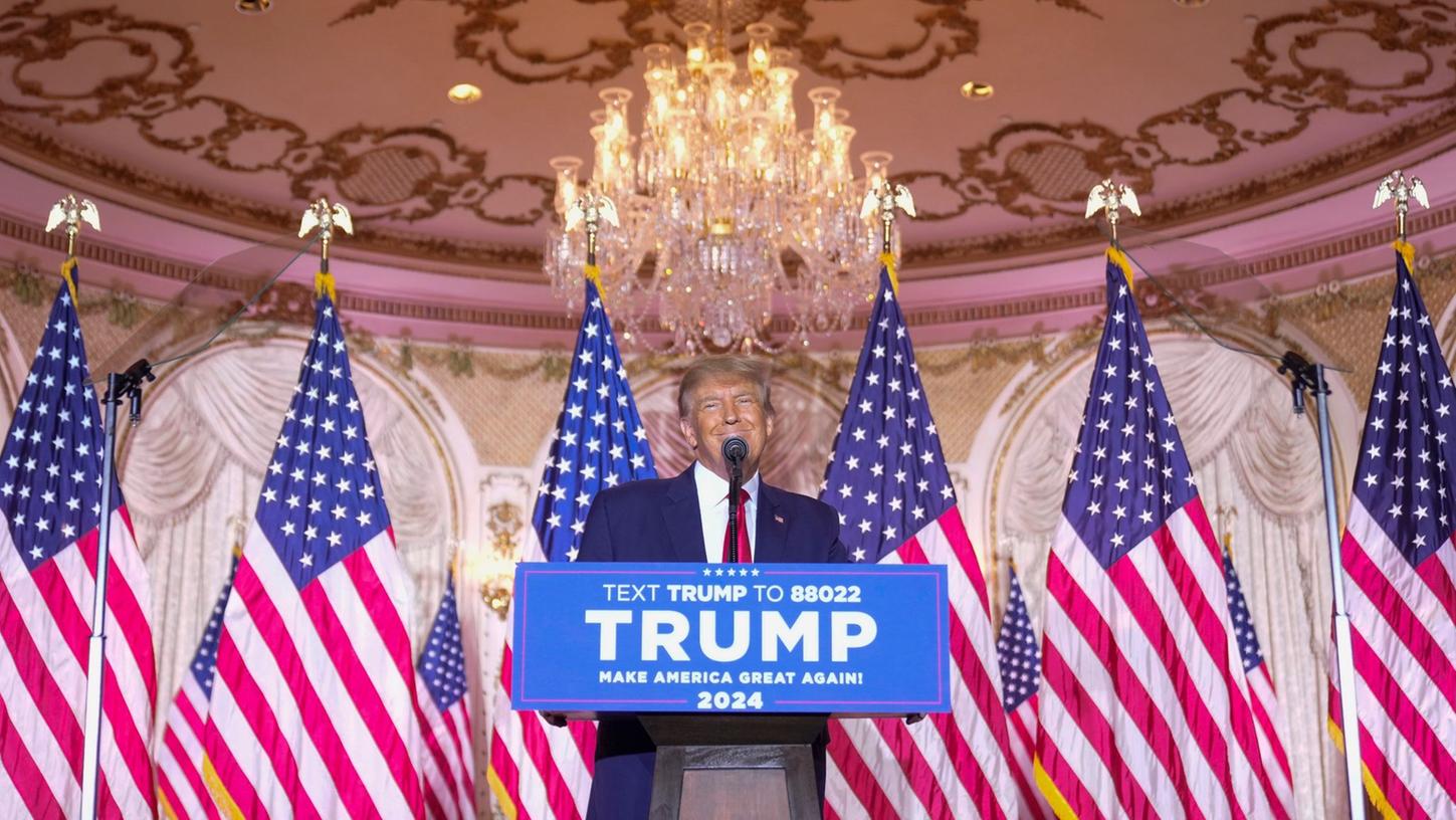 Der frühere US-Präsident Donald Trump spricht in seinem Anwesen Mar-a-Lago.