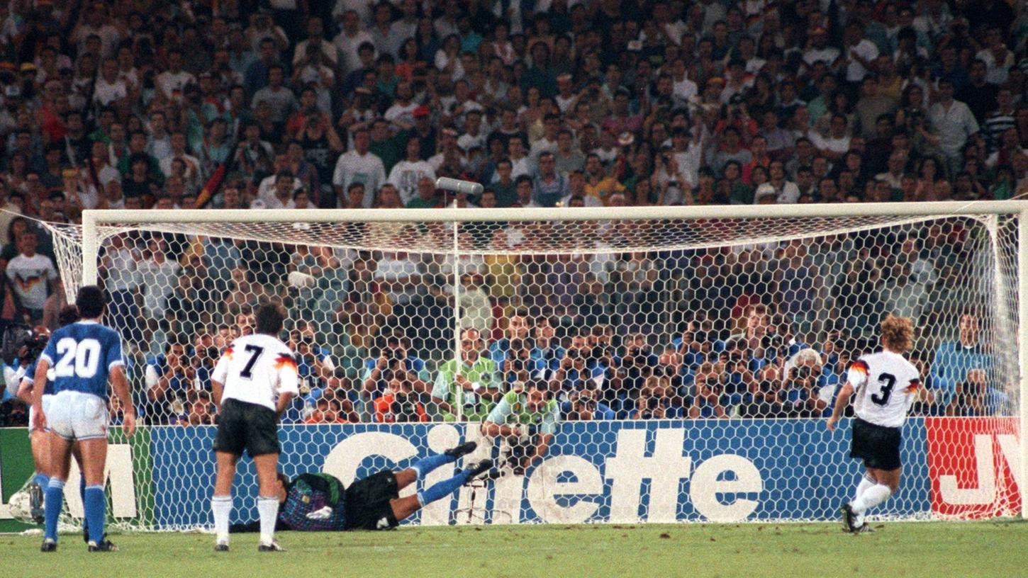 Andreas Brehme (r) schoss Deutschland per Elfmeter zum WM-Titel 1990.