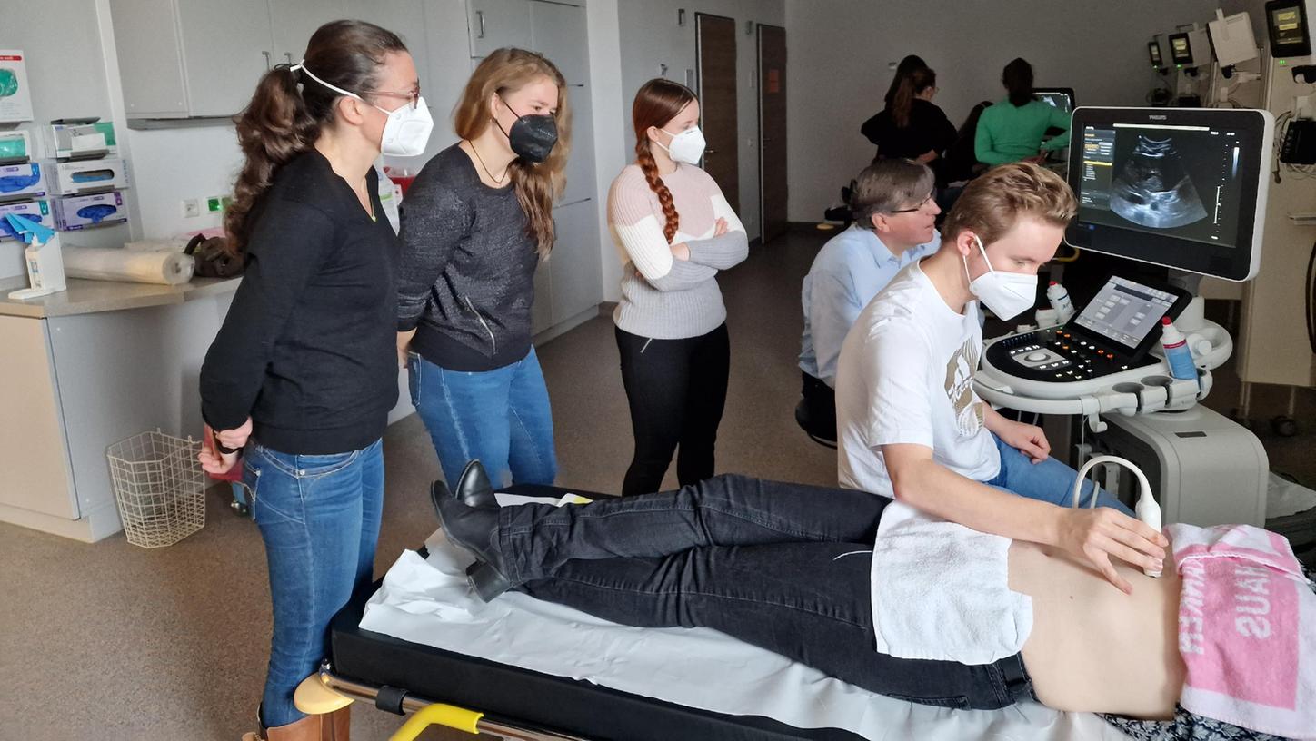 Neben Vorträgen und Demonstrationen zum Thema "Sonographie" konnten die Studierenden selbst auch üben. Neben Vorträgen und Demonstrationen zum Thema "Sonographie" konnten die Studierenden selbst auch üben.