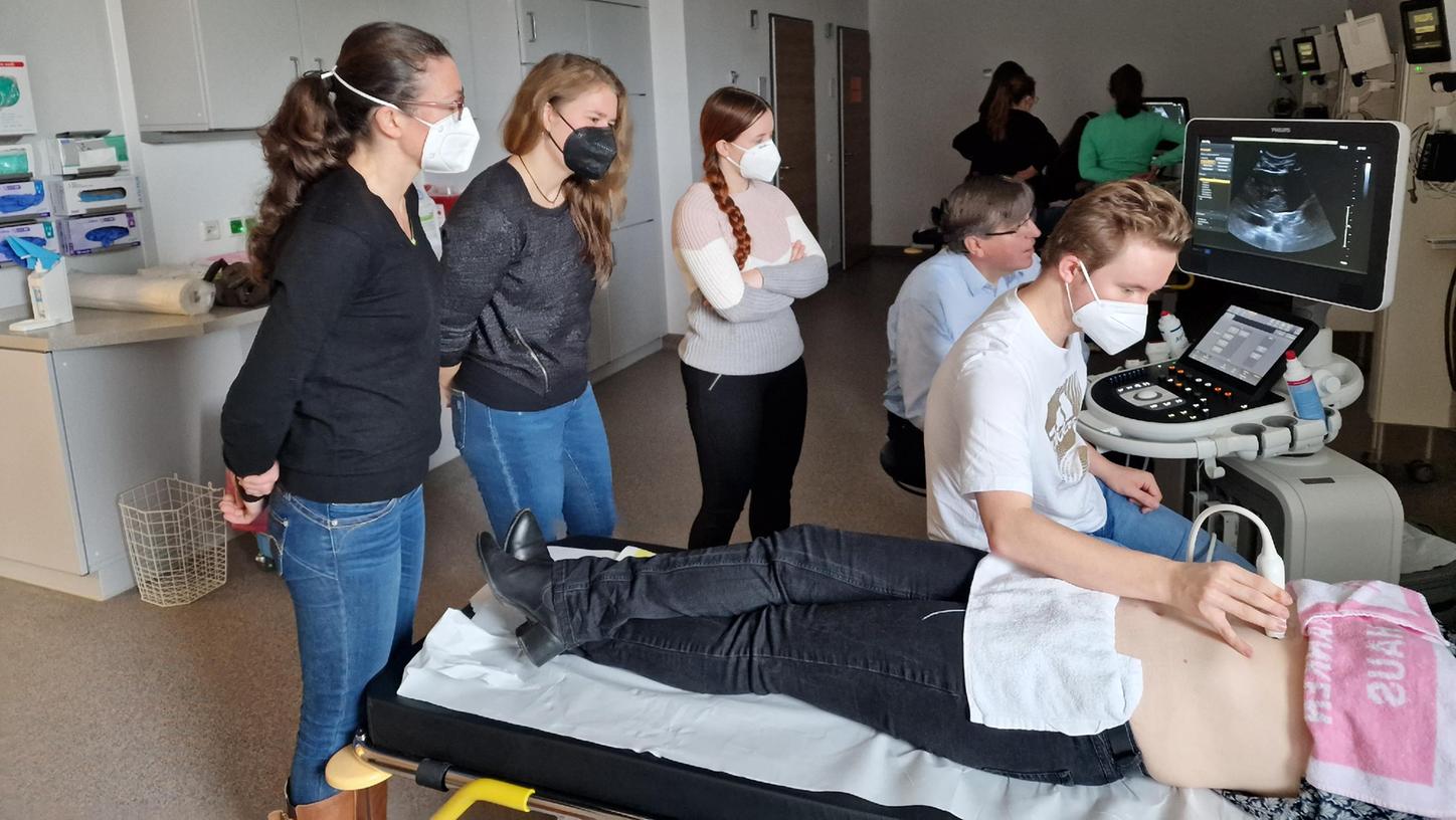 Neben Vorträgen und Demonstrationen zum Thema "Sonographie" konnten die Studierenden selbst auch üben.