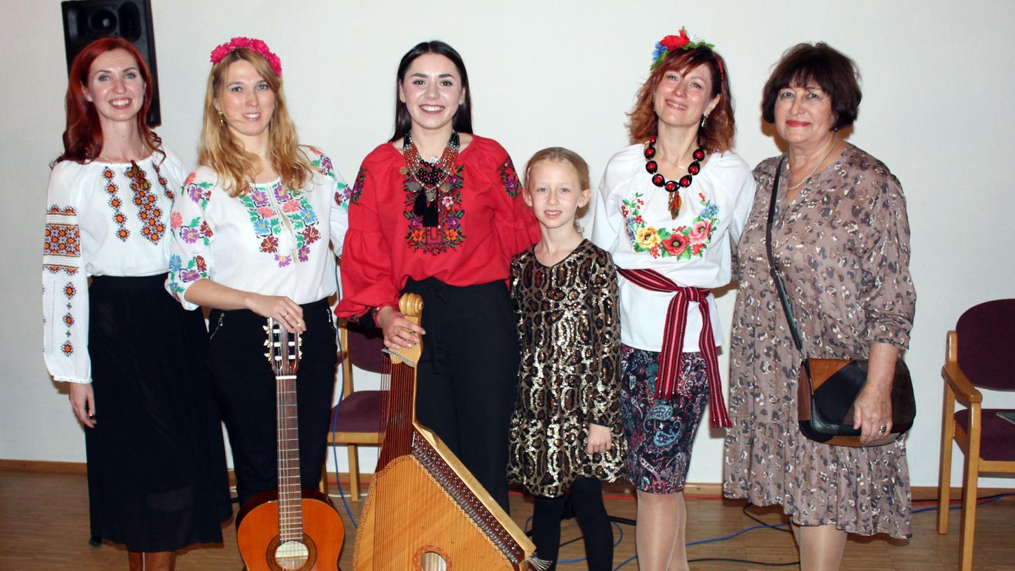 Beim ukrainischen Abend in Großenseebach traten unter anderem Victoria, Victoria, Natalia, Luisa, Inessa, Valeria (v.l.n.r.) auf und brachten den deutschen Besuchern die Kultur der Ukraine näher.
