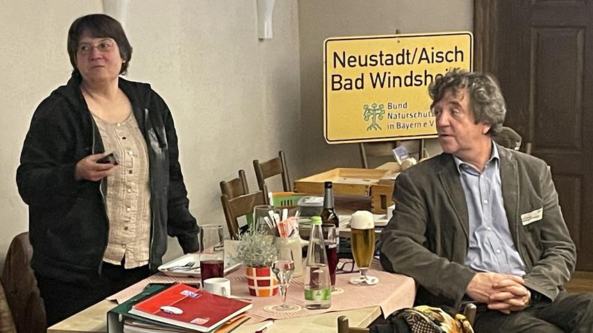 Monika Nunn, pädagogische Mitarbeiterin bei der Kreisgruppe des BN, bei der Vorstellung der Aktivitäten im Zeitraum 2020/21. BN-Regionalreferent Tom Konopka hört interessiert zu.