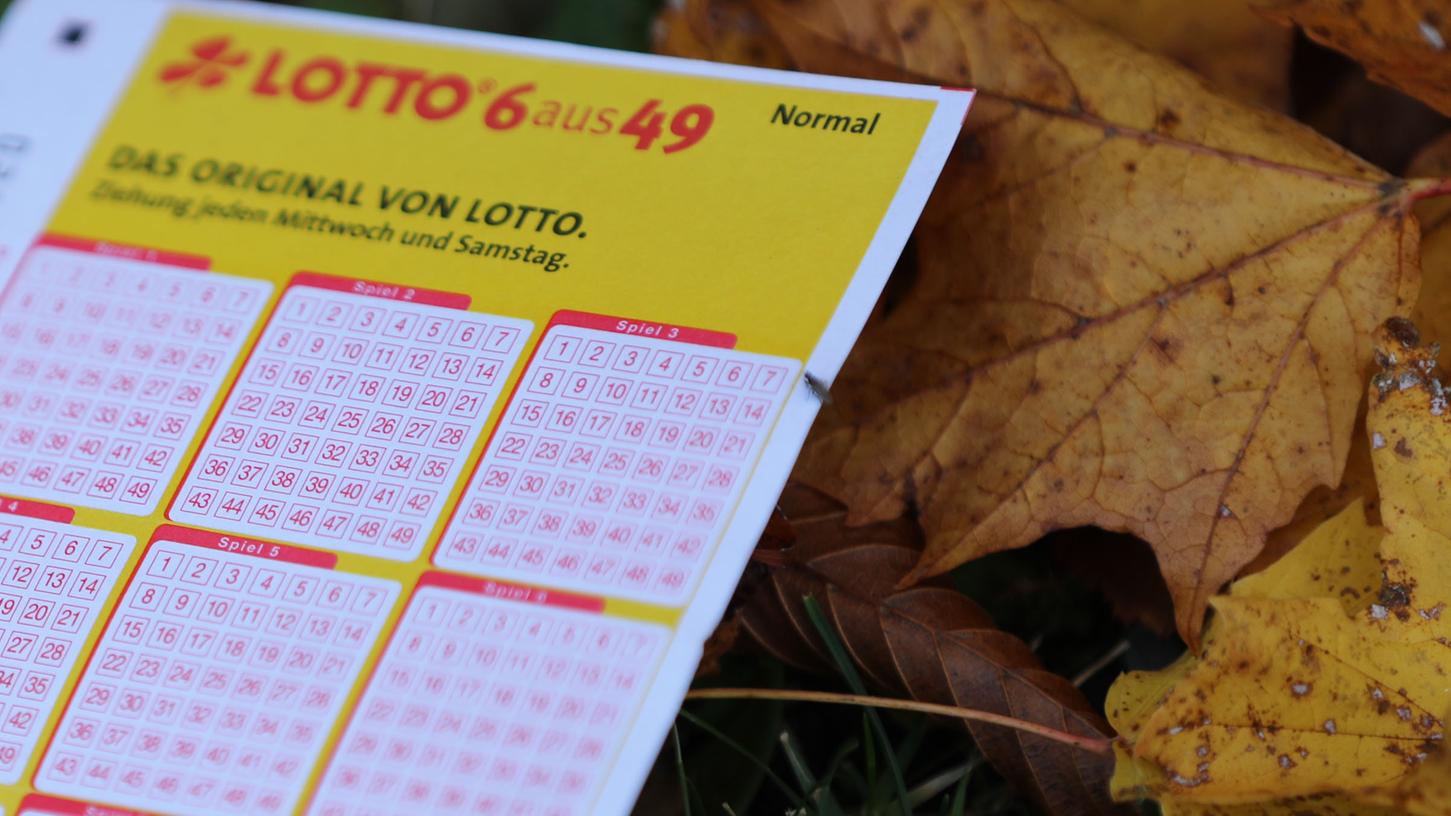 Die Chance auf den Hauptgewinn im Lotto beträgt im Spiel 6 aus 49 rund 1:140 Millionen. In unteren Spielklassen ist die Chance höher, kleinere Geldbeträge abzusahnen.