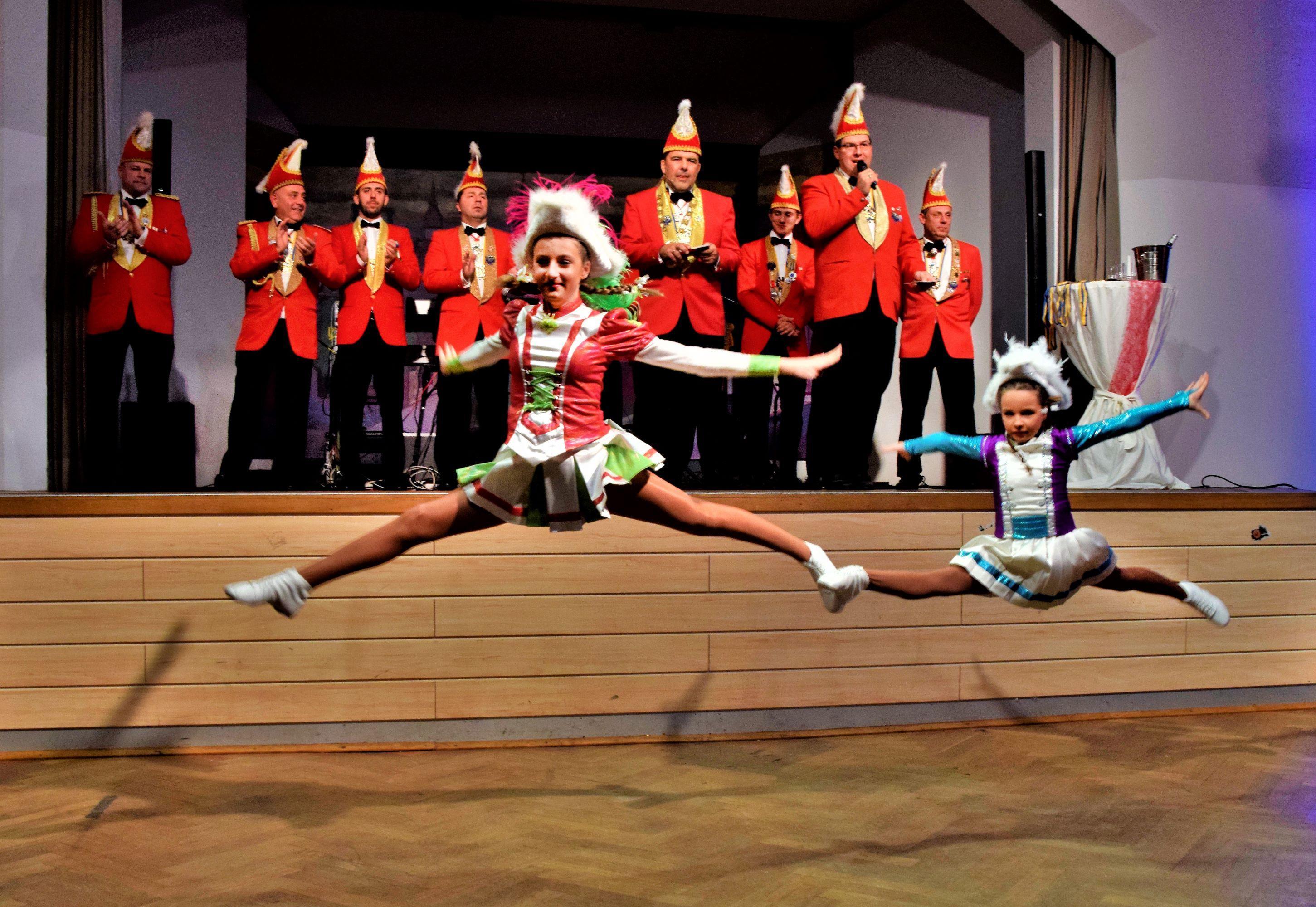 Präsident Patrick Geiger stellte die einzelnen Akteure vor, die nacheinander im Bühnenbereich einmarschierten: darunter auch die Tanzmariechen mit ihrem Programm.