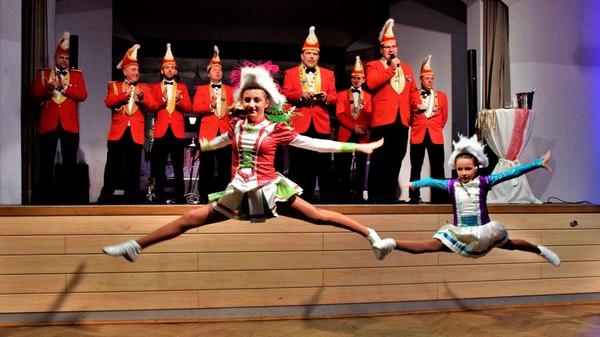 Präsident Patrick Geiger stellte die einzelnen Akteure vor, die nacheinander im Bühnenbereich einmarschierten: darunter auch die Tanzmariechen mit ihrem Programm.