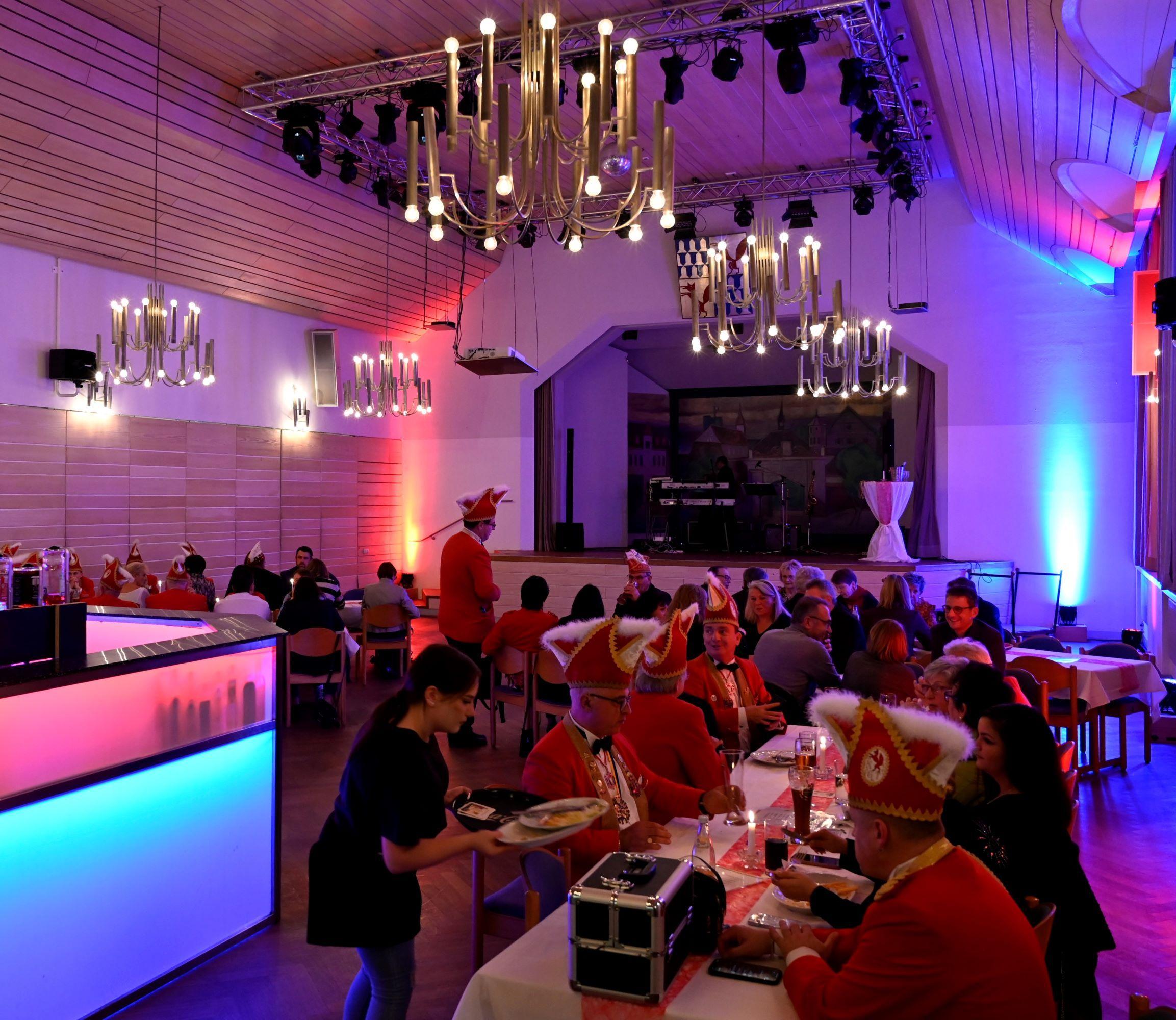 Die Mitglieder konnten ihr Programm vor einem vollen Saal erstmals zeigen und freuten sich über jede Menge Applaus.