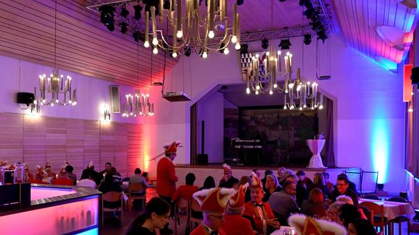 Die Mitglieder konnten ihr Programm vor einem vollen Saal erstmals zeigen und freuten sich über jede Menge Applaus.